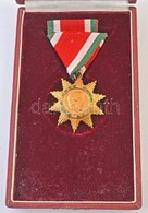 1957. 'A Magyar Szabadság Érdemrend Bronz Fokozata' Aranyozott Br Kitüntetés Mellszalagon, Szalagsávval, Tokban T:1-,2 
 - Autres & Non Classés