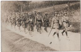 Carte Photo Militaria Soldats En Marche Envoyée De COLMAR Par Fromm Strasbourg - Regiments