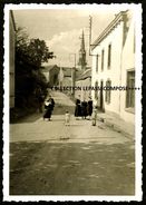 INEDIT - 29 - TREGUNC - DISCUTION RUE MELGVEN EN 1940 IMMORTALISE PAR L'OCCUPANT ALLEMAND - Trégunc