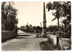 46 - Lot / LIVERNON : L'entrée Du Bourg Et Le Monument Aux Morts. - Livernon