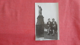 RPPC   Two Females By Statue Of Liberty    Ref 2720 - Estatua De La Libertad