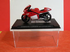 MOTO 1/24 > Yamaha YZR500 Max Biaggi 2001 (sous Vitrine) - Motorcycles