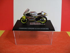 MOTO 1/24 > Yamaha YZR 250 Olivier Jacque 2000 (sous Vitrine) - Motos