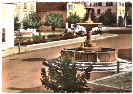 CPSM 67 (Bas-Rhin) Sarre-Union - Place De La République, Fontaine Et Parterre De Fleurs, Couleur - Sarre-Union