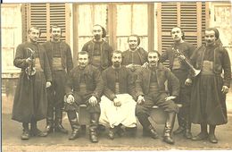 CARTE PHOTO SOLDATS ZOUAVES ET LEURS TROMPETTES - Uniformen