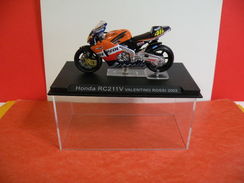 MOTO 1/24 > Honda RC 211 V Valentino Rossi 2002 (sous Vitrine) - Motorräder