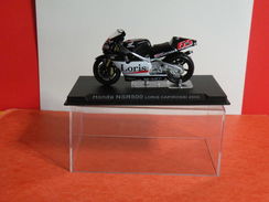 MOTO 1/24 > Honda NSR 500 Loris Capirossi 2002 (sous Vitrine) - Motorräder