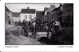 Bruxelles (1160) : Cyclistes Auderghemois En 1913, Sur La Place Communale "Den Dam". Belle Reproduction. CPSM. - Auderghem - Oudergem