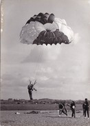 PHOTO D' Un SAUT En PARACHUTE,,,,12,5  X 18 Cm,,,, - Fallschirmspringen