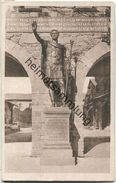 Kastell Saalburg - Statue Des Kaisers Antonius Pius Vor Der Porta Decumana - Bad Homburg
