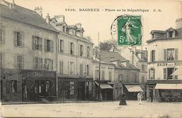 - Dpts Div. -ref -VV306- Hauts De Seine - Bagneux - Place De La Republique - Cafe - Tabacs - Cafes - Tabac - Magasins - - Bagneux