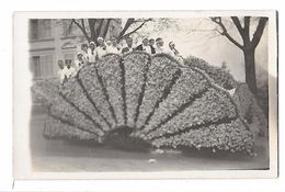 Carte-photo D'un Char Fleuri, Décoré En EVENTAIL GEANT  Avec Groupe De Personnes En 1928 - à Localiser - Carnaval