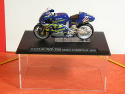 MOTO 1/24 > Suzuki RGV 500 Kenny Roberts JR. 2000 (sous Vitrine) - Motos