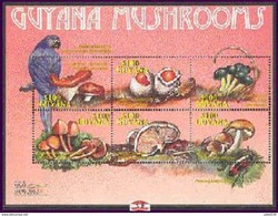 GUYANA    3518  MINT NEVER HINGED MINI SHEET OF MUSHROOMS - Mushrooms