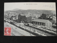 CP SOUK ARHAS LA GARE DES CHEMINS DE FER TRANSPORT LOCOMOTIVE WAGONS QUAIS ALGERIE CACHET CONSTANTINE 1910 - Souk Ahras