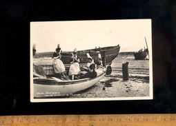 Delcampe - PENMARCH Finistère 29 : Jeunes Brodeuses De St Guénolé Sur Une Barque / Broderie Embroidery - Penmarch
