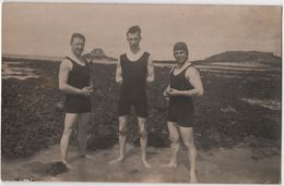 Carte Photo 35 Saint MALO Scène De Plage 3 Hommes Maillots De Bain Muscles Par Mengin - Saint Malo