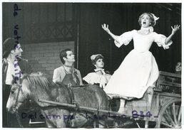 - Photo De Presse - Original - Nicole BROISSIN Dans " Ciboulettes ", Opérette, à L'Opéra Studio, 2-10-1975, TBE, Scans. - Personalidades Famosas