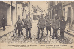 Prisonniers Allemands Dans Une Rue De SOISSONS Après Bombardement - Soissons