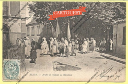 BLIDA ♥♥☺♣♣ Foule Arabes Se Rendant Au Marabout 1904 ♥♥☺♣♣ ( Précurseur ) Manifestation Religieuse - Blida