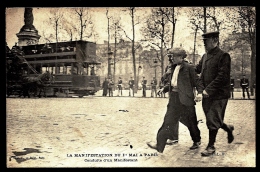 CPA ANCIENNE FRANCE- MANIFESTATION DU 1er  MAI A PARIS- CONDUITE D'UN MANIFESTANT AU POSTE- TRES GROS PLAN- TRAMWAY - Streiks