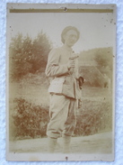 Carte Postale Photo D'un Poilu Français De 14/18 Chasseur Alpin ? Tenant Un Revolver 1914 SOUVENIR DES VOSGES 1917 - Non Classés
