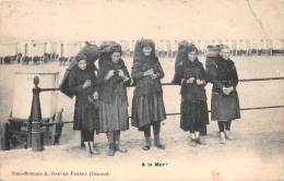 Malo Les Bains      59       A La Mer. Femmes Pêcheuses ???         (Pli Voir Scan) - Malo Les Bains