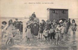 Malo Les Bains      59        Enfants Au Bord De La Mer Cabine De Plage Attelée           (voir Scan) - Malo Les Bains