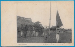 CPA Colonies Françaises HAUTE GUINEE - Le Salut Au Drapeau Dans Un Poste-frontière * Afrique Africa Militaria - Guinée Française