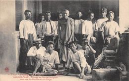 CAMBODGE  - ANGKOR-WAT - Voyage Aux Monuments Khmers - LGroupe De Pélerins Indigènes Sous Une Galerie Du 1er étage - Cambodge
