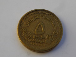 Soudan 5 Dinar   1996 -(1417ah)    Km#114  Batiment Banque Centrale       TB      Poids 8.03   Laiton Epaisseur 2,6mm - Sudan