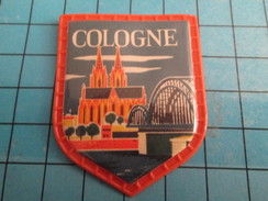 PUB 615 Ecusson Publicitaire Années 60  CAFES MAURICE N° A5 COLOGNE Collection  "VOYAGE EN EUROPE" - Magnets