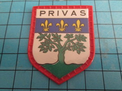 PUB 615 Ecusson Publicitaire Années 60  FROMAGERIE FINAS / BLASONS DE FRANCE LES VILLES N°59 PRIVAS - Magnets