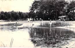 45 - COMBREUX ** Lot De 2 Cartes "similaires ** Etang De La Vallée - Campingdans L'Ile - CPSM Dentelée N/B GF  - Loiret - Autres & Non Classés