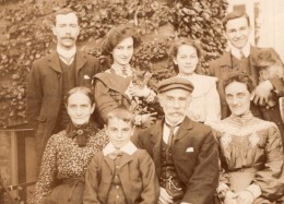 Portrait De Famille Anglaise? Parents Enfants Et Chat Chien Ancienne Photo Amateur 1900 - Luoghi