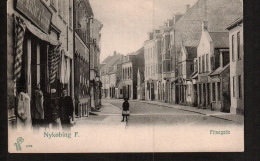 DD2416  DENMARK NYKOBING FRISEGADE PEOPLE IN STREET POSTCARD - Danemark