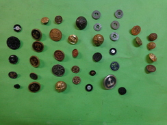 Lot De  Boutons - Armoirie A Identifier -militaria-jais Ou Verre Avec Decor Etc.... - Boutons