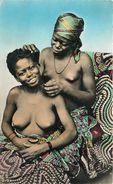 Delcampe - CAMEROUN - NUS FEMININ - FEMMES SEINS NUS - COIFFEUSES BABOUTES à DOUALA - CPA ETHNIQUE - TB **. - Kamerun
