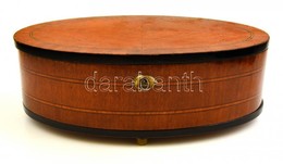 Intarziás Biedermeier Ovális Fa Doboz, Kulccsal, Kis Hibákkal,  M:11 Cm, 20,5×32,5 Cm - Altri & Non Classificati