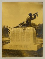 Cca 1930 Tata Tóváros, Világháborús Emlékmű. Kaksa Rajmund Fényképész Nagyméretű Fotója. 16x22 Cm - Altri & Non Classificati