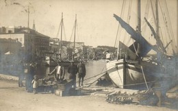 T2 ~1910 Mali Losinj, Lussinpiccolo; árusok A Kikötőben, Cserkész (?) / Vendor At The Port, Scout (?), Photo - Non Classés