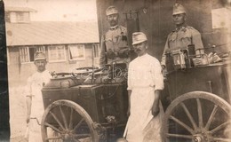 ** T2/T3 Tábori Konyha 2 Szakácsa Fegyveres Védelemmel / WWI K.u.K. Military Field Kitchen Cooks With Armed Protection.  - Non Classificati