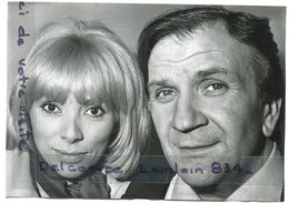 Photo De Presse  Original -Mireille DARC, Pierre MONDY, Gros Plan,  Film " Le Téléphone Rose " Mars 1975, TBE, Scans. - Personalidades Famosas