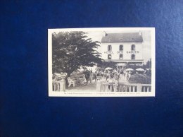 Carte Postale Ancienne De La Forêt-Fouesnant:L'Hôtel Des Sables -Façade Sur La Mer, Le Jardin - La Forêt-Fouesnant