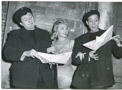 - Photo De Presse - Original - Les Marins, Jean RICHARD, Philippe CLAY, Véra VALMONT, En Bordée, 04-04-1958,  Scans. - Berühmtheiten