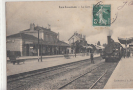 LES LAUMES      LA GARE. TRAIN EN GROS PLAN - Venarey Les Laumes