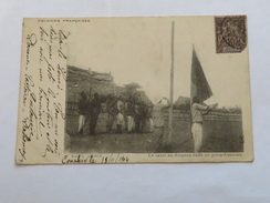 C.P.A. HAUTE GUINEE : Le Salut Au Drapeau Dans Un Poste Frontière, Timbre En 1904 - Guinea Francese