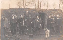 Thème Chasse A Tir.   Carte Photo D'un Groupe De Chasseurs  Devant Un Abri En Forêt         (voir Scan) - Jagd