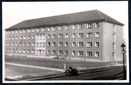 A9599 - Karl Marx Stadt - Wohnblock - Welche Straße - Hintergrund Lutherkirche - Motorrad AWO ?? BMW ?? Braungard TOP - Chemnitz (Karl-Marx-Stadt 1953-1990)