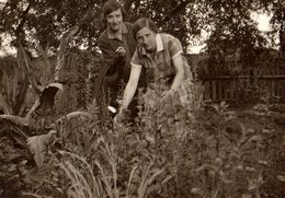 Photo Originale Couple De Femmes & Cueillette De Fleurs Au Jardin Pour Jumelles En 1927 à Pfingsten - Anonieme Personen